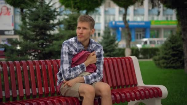 Mladý Muž Batohem Sedí Lavičce — Stock video