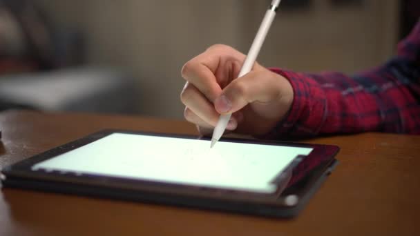 Macro shot of fountain pen writing on white surfaces — Stock Video