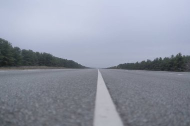 Sis yağmurlu havada kırsal kesimde soyut otoyol. Tehlikeli sürüş, kaza araba kazası