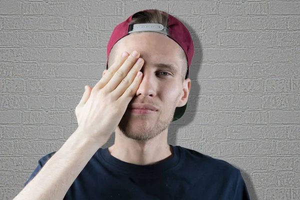 Die Männliche Person Schließt Das Auge Mit Der Hand Abstrakte — Stockfoto