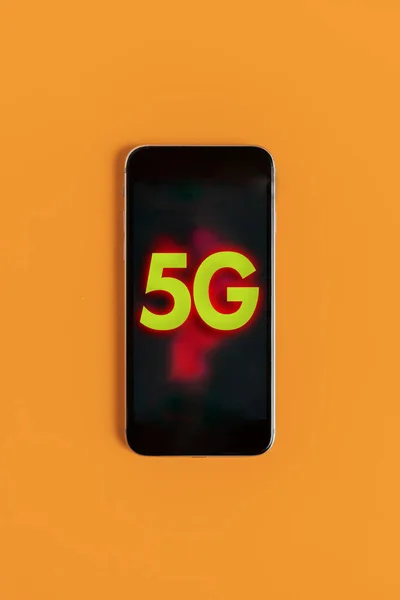 5Gの接続テキストを搭載した携帯電話次世代ネットワークのコンセプトは — ストック写真