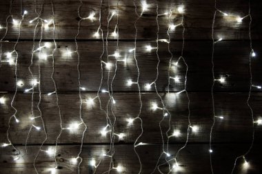 Neşeli Noel arka plan. Noel süslemeleri ile geleneksel süsleri ve atmosferik ışık.