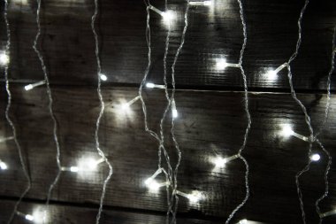 Neşeli Noel arka plan. Noel süslemeleri ile geleneksel süsleri ve atmosferik ışık.