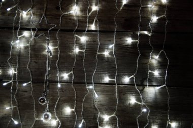 Neşeli Noel arka plan. Noel süslemeleri ile geleneksel süsleri ve atmosferik ışık.
