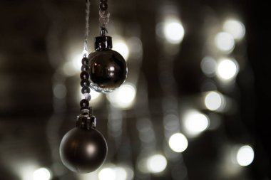 Neşeli Noel arka plan. Noel süslemeleri ile geleneksel süsleri ve atmosferik ışık.