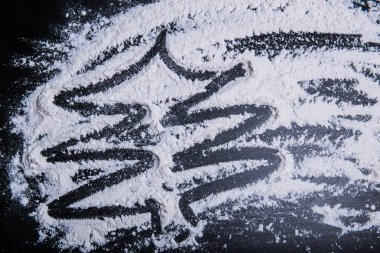 Pudra şekeri Noel ağacı çerçeve üzerinde kahverengi ahşap zemin, yakın çekim, uzay kopyalayın. Noel toz şeker dekorasyon arka plan