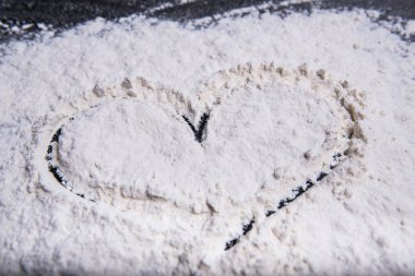 Buğday yemek bir gri çalışma yüzeyi üzerinde parmak kalp boyalı