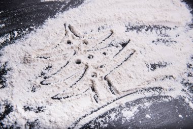 Pudra şekeri Noel ağacı çerçeve üzerinde kahverengi ahşap zemin, yakın çekim, uzay kopyalayın. Noel toz şeker dekorasyon arka plan