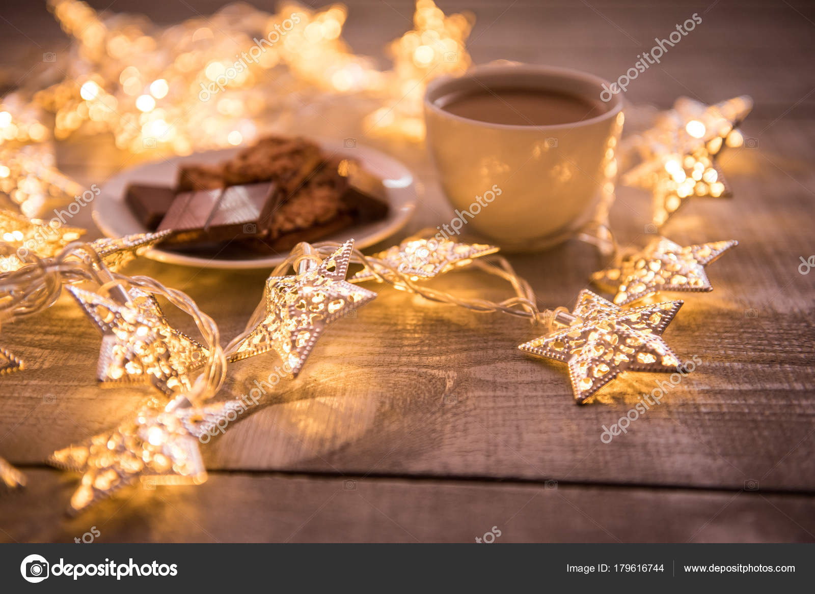 Weihnachten Und Neujahr Feiertagsfeier Konzept Hintergrund Tasse Kaffee Hausgemachter Schokoladenkeks Und Erdnusskekse Brennende Kerzen Weihnachtsbaumschmuck Auf Holztisch Stockfotografie Lizenzfreie Fotos C Tikhaya060 179616744 Depositphotos