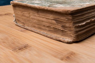 Gözlüklü ahşap bir masa üzerine eski kitap açık