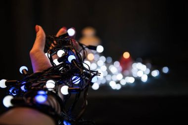 Noel Işık Ampüller elinde