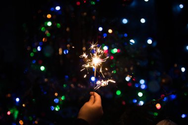 Bengal ateşi yanık Noel ağacı yakınındaki