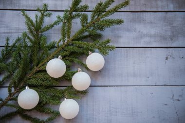 Yeni yıl arka plan beyaz ağaç ballsdecoration Noel treelight Noel süslemeleri ile. Yeni yıl dekorasyon Noel ağacı.