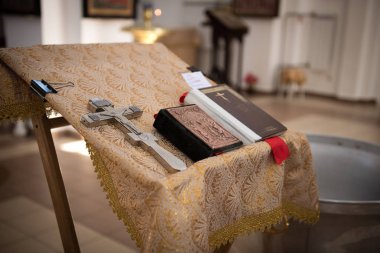 Altın dini mutfak eşyaları - İncil, çapraz, dua kitabı, missal. Ayrıntılar Ortodoks Hıristiyan Kilisesi. Rusya.