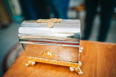 Altın dini mutfak eşyaları - İncil, çapraz, dua kitabı, missal. Ayrıntılar Ortodoks Hıristiyan Kilisesi. Rusya.