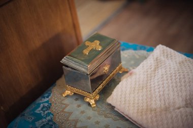 Altın dini mutfak eşyaları - İncil, çapraz, dua kitabı, missal. Ayrıntılar Ortodoks Hıristiyan Kilisesi. Rusya.