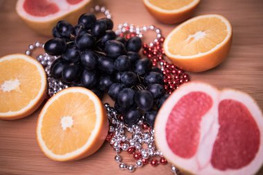 Gri bir arka plan üzerinde çeşitli meyve