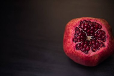 koyu ahşap backgroundgarnet bölümünde üzerinde taze olgun nar. Nar