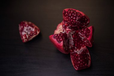 koyu ahşap backgroundgarnet bölümünde üzerinde taze olgun nar. Nar