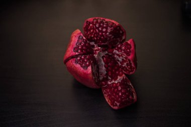 koyu ahşap backgroundgarnet bölümünde üzerinde taze olgun nar. Nar