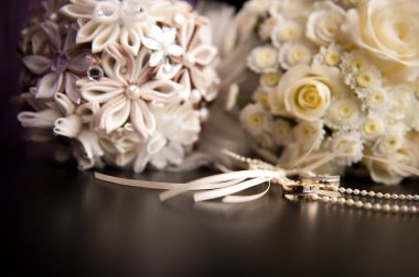 Alyans ve beyaz gül ve mor krizantem olağanüstü bir gelin buketi. Menekşe düğün çiçekleri. Düğün ya da nişan kavramı. Portre. Yan görünümü. Seçici odak.