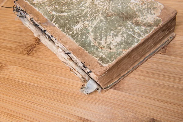 Gözlüklü ahşap bir masa üzerine eski kitap açık