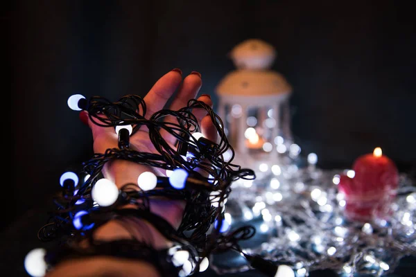 Lâmpadas de Natal nas mãos — Fotografia de Stock