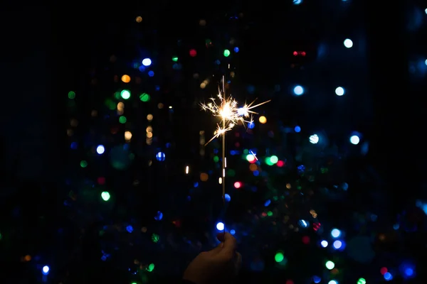 Queimaduras de fogo de bengala perto da árvore de Natal — Fotografia de Stock