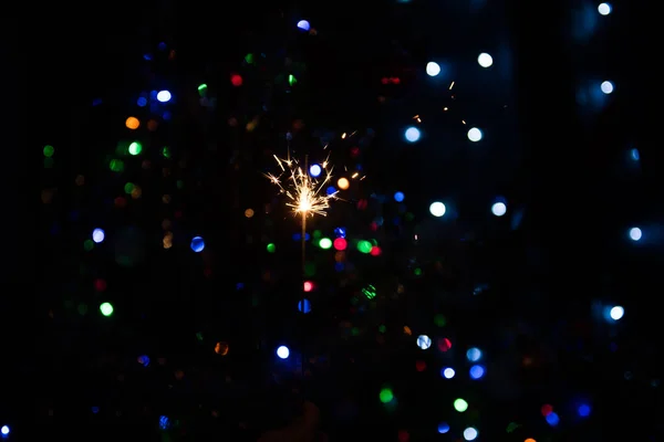 El fuego de Bengala arde cerca del árbol de Navidad —  Fotos de Stock