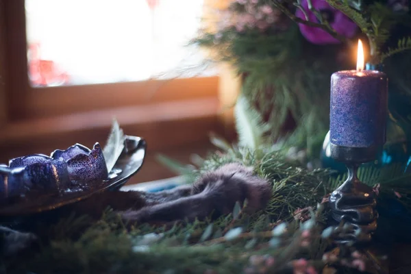 Buquê de flores em um vaso, velas em uma bandeja, decoração de casa vintage em uma mesa, tons escuros — Fotografia de Stock