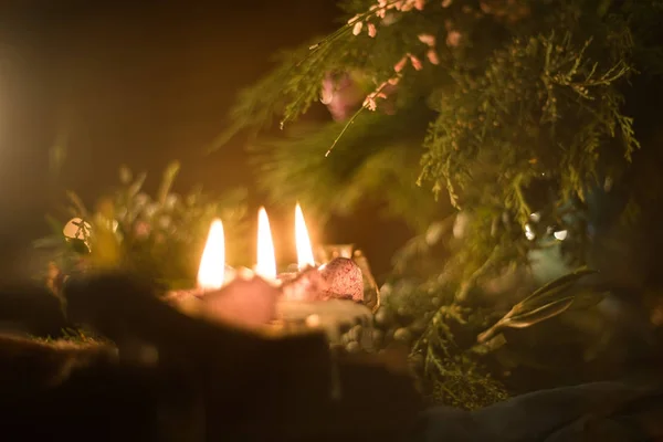 Buquê de flores em um vaso, velas em uma bandeja, decoração de casa vintage em uma mesa, tons escuros — Fotografia de Stock