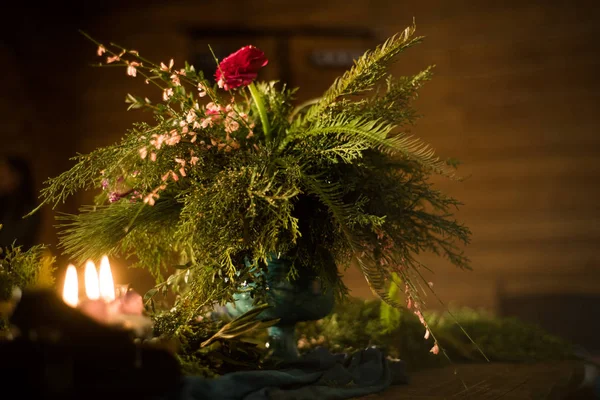 Bukett blommor i en vas, ljus på en bricka, vintage heminredning på ett bord, mörka toner — Stockfoto