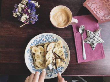 Muz ve eritilmiş çikolata, eller lezzetli waffle