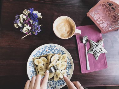 Muz ve eritilmiş çikolata, eller lezzetli waffle