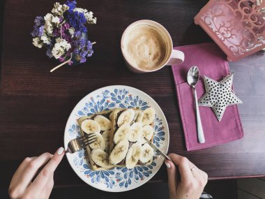 Muz ve eritilmiş çikolata, eller lezzetli waffle