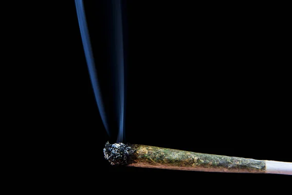 Marijuana joint with smoke — Stock Photo, Image