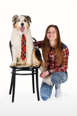 Sevimli kız ve onun dostu köpek