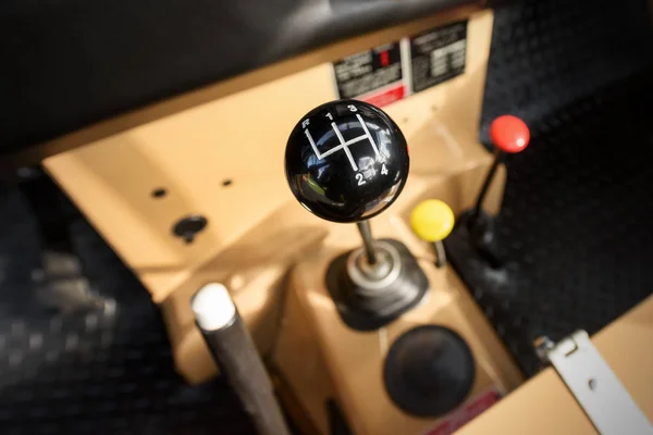 Een handmatige verschuiving auto gear lever — Stockfoto