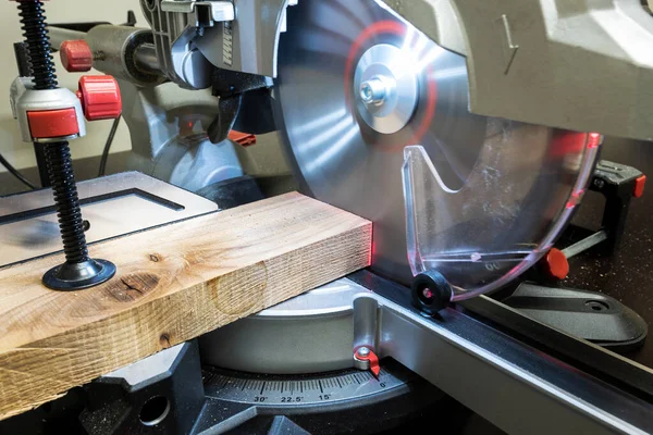 Primer Plano Madera Aserrada Madura Con Sierra Inglete Compuesto Deslizante Imagen de stock