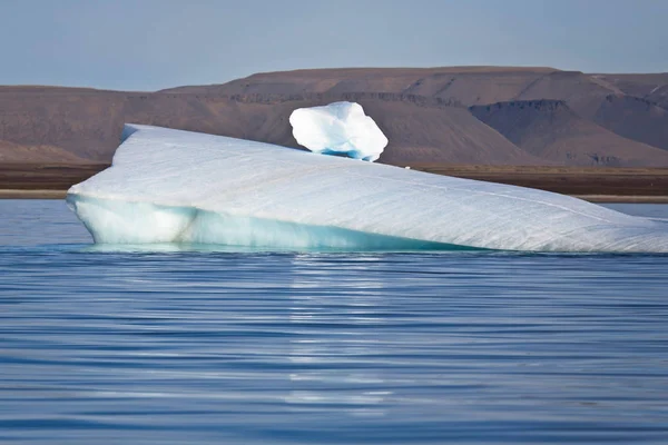Grande Iceberg Nas Águas Croker Bay Devon Island Qikiqtaaluk Region — Fotografia de Stock