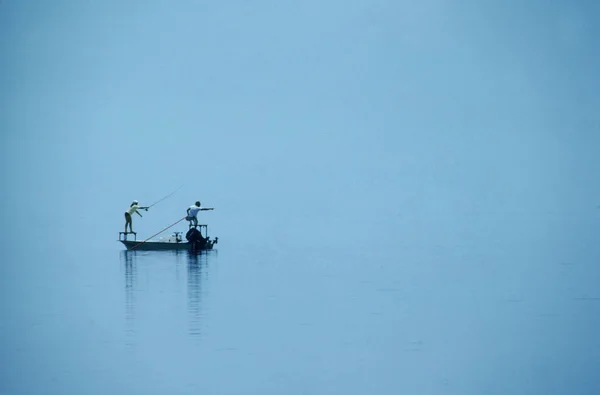 Two Fishermen Fish Tarpon Waters Florida One Man Pointing Out — Stock Photo, Image