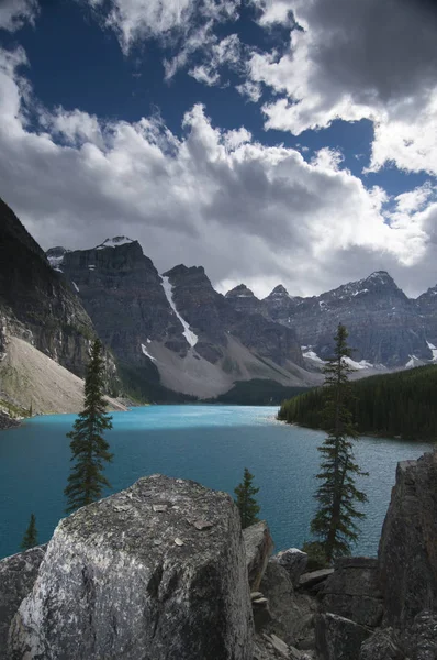 호수와 봉우리 국립공원 레이크 루이스 알버타 캐나다의 — 스톡 사진