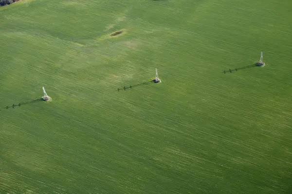 Vista Aérea Uma Linha Eléctrica Alta Tensão Que Atravessa Campo — Fotografia de Stock