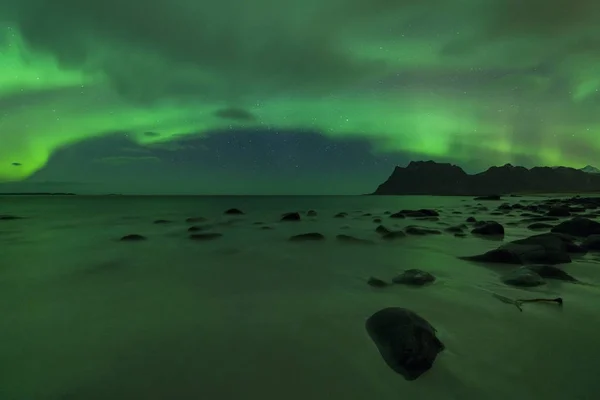 Aurora Borealis Uttakleiv Strand Vestvgy Lofoten Eilanden Noorwegen — Stockfoto