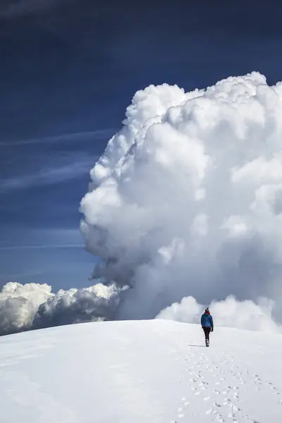 Rückansicht Einer Frau Auf Schneebedecktem Gipfelplateau Mit Großer Wolke Hintergrund — Stockfoto