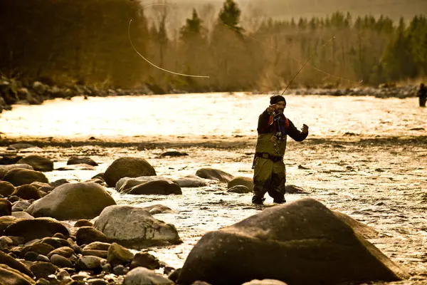 Bir Sinek Balıkçı Günbatımı Squamish British Columbia Eylem — Stok fotoğraf