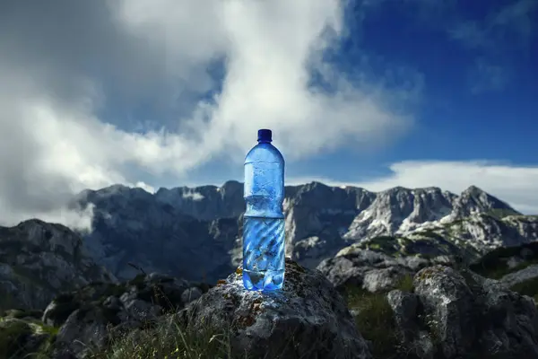 Бутылка Воды Взятая Ледяной Пещеры Высокой Вершине Горы Дурмитор — стоковое фото