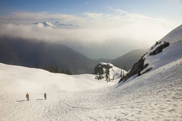 Dois Alpinistas Descem Campo Neve Depois Uma Viagem Para Montanhas — Fotografia de Stock