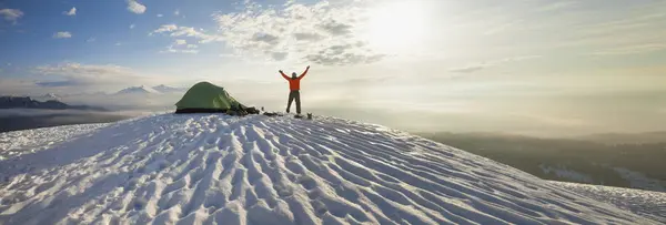Альпинист Позирует Возле Своей Палатки Утром После Похода Снег Горах — стоковое фото
