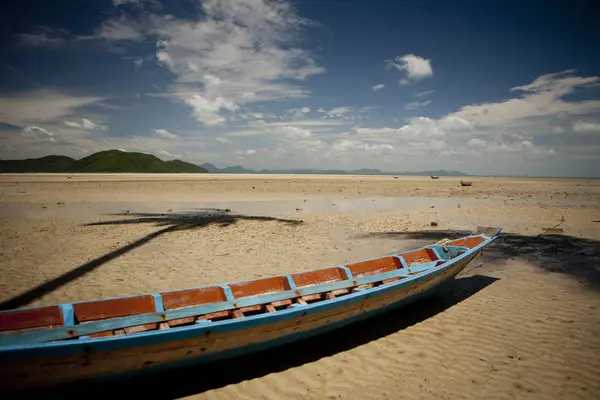 Kleurrijke Thaise Vissersboot Kokosnoot Palm Reflectie Bij Samui Zuid Chinese — Stockfoto